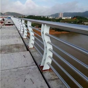 <b>高品質欄桿</b>